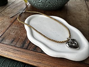 Colar Cordão Mostarda com coração Prateado