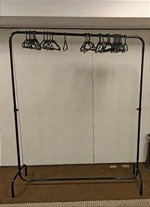 Aluguel de Arara de Roupas Simples - Cor: Preta