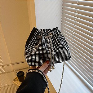 Bolsa Saco com tachas - Cor Preto, Couro Sintético - Modelo Martina