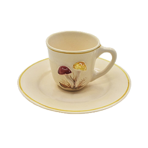 Xícara de café com aplicação de Cogumelos