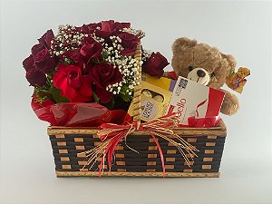 Cesta Doce Amor – Rosas, Chocolates e Ursinho de Pelúcia
