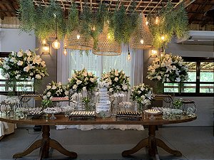 Mesa de Doces Elegante: Decoração de Salão com Toque Rústico e Sofisticado