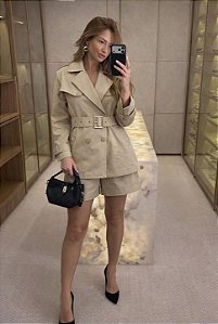 Conjunto Alfaitaria Shorts e Blazer Bege
