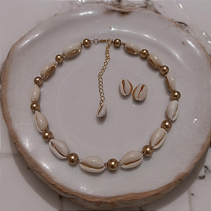 Conjunto entremeio búzios dourado (Gargantilha + brinco)