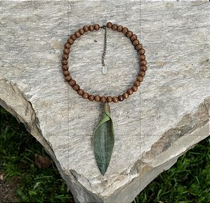 Colar bolas madeira espada