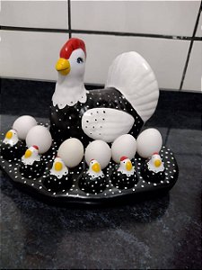 Galinha Merilu com adereços