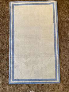 Tapete Quarto Infantil Hipoalergênico Borda Azul e Off White – 1,05 x 1,80m