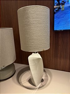 Abajur Lydia base Madeira Laqueada Brilho com Cúpula Linho Cru