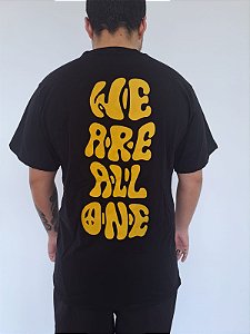 Camiseta "we are all one / somos todos um" Unissex