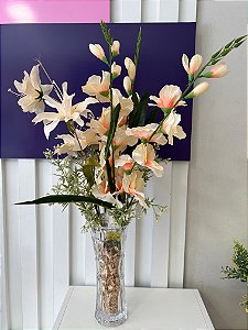 Arranjo de vidro decorativo com flores