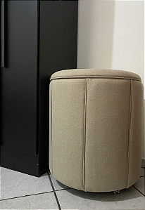 Puff Redondo Baú Não é Segredo Debrum Linho Palha 54x60 NS0601