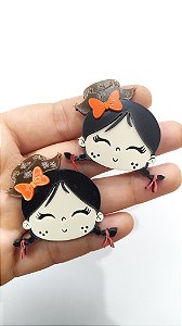 Boneca junina cabelo preto liso laço laranja e chapéu acrílico