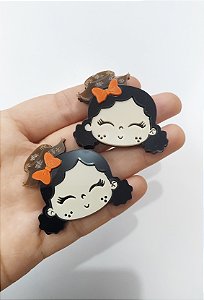 Boneca junina cabelo preto cacheado laço laranja e chapéu acrílico