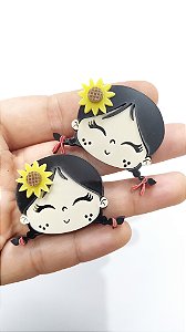 Boneca junina cabelo preto liso girassol acrílico