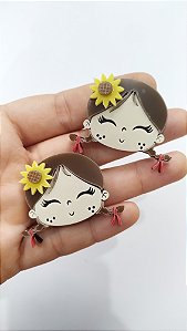 Boneca junina cabelo castanho liso girassol acrílico