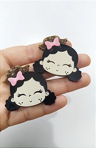 Boneca junina cabelo preto cacheado laço rosa e chapéu acrílico