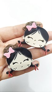 Boneca junina cabelo preto liso laço rosa e chapéu acrílico