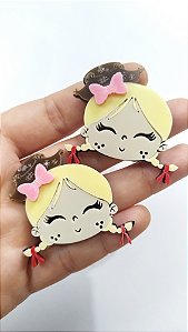 Boneca junina cabelo louro laço e chapéu acrílico