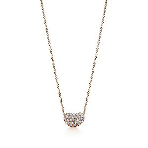 Colar com diamantes no pingente