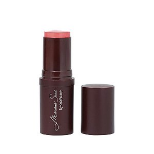 Océane Blush em Bastão Coral Kiss Mariana Saad