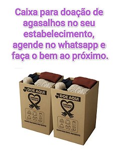 Caixa de papelão para doação de agasalhos.