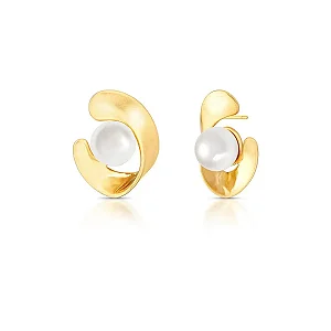 BRINCO CURVO E VAZADO COM PÉROLA SHELL BANHADO A OURO