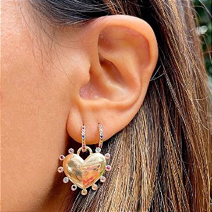 Brincos argola 2 em 1 com pingente removível coração cheio cravejado zircônias color nas laterais.