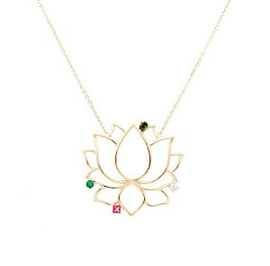 Colar com pingente flor de lotus G cravejada com cristais esmeralda, turmalina rosa, peridoto.