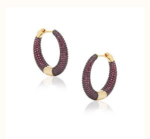 Brincos argola cravejada com zircônias rubi