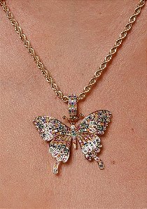 Colar cordão baiano com pingente de borboleta cravejado zircônias candy color