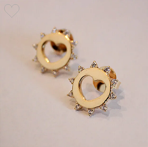 Brincos pino corações vazados com zircônias cristal nas laterais