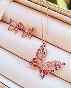 Conjunto colar e brincos de borboleta cravejados com cristais e zircônias color