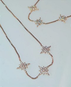 Tornozeleira com três estrelas cravejadas com zircônias cristal