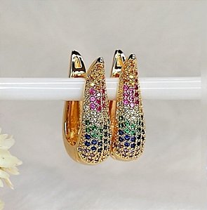 Brincos argola vírgula cravejada com zircônias color