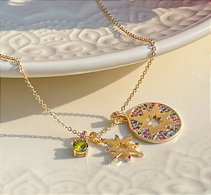 Colar com três pingentes removíveis com estrela cravejada com zircônias color