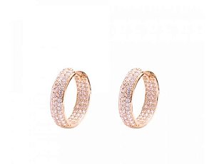 Brincos argolas grossas cravejadas com zircônias cristal