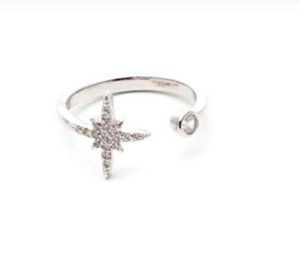 Anel aberto com uma zircônia e estrela cravejada com zircônias cristal