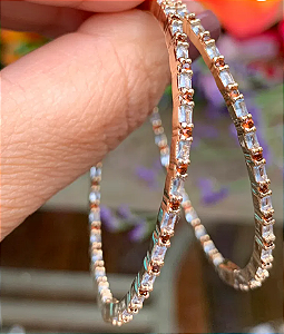 Brincos argola cravejada com zircônias citrino e topázio