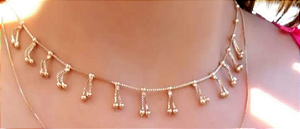 Colar choker com pingentes de franjas e bolinhas
