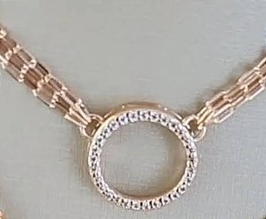 Colar choker com três correntinhas e círculo vazado cravejado com zircônias cristal