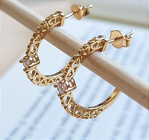 Brincos argola aberta M com coraçõezinhos vazados e zircônia cristal frontal