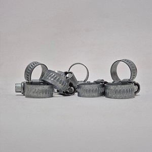 943470 - Abraçadeira da Mangueira - A35, A35C, A35D, A35E, A40, A40D, A40E, EC140D, EC210B, EC220D, EC240B, EC27C, EC360B, EC460B, EC460C, EC700B, EW180B, EW205D, G940, G946, G960, G990, L110F, L110H, L120B, L120D, L120E, L120F, L120G, L150, L150C...