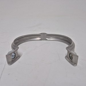 1542778 - Abraçadeira - A25C, A25D, A25E, A25F, A25G, A30D, A30E, A30F, A30G, A35, A35C, A35D, A35E, A35E FS, A35F, A35G, A40, A40D, A40E, A40E FS, A40F, A40G, EC210B, EC240B, EC360B, EC360B LC, EC360B LR, EC360B NLC, EC460B, EW180B, EW180C, L120B...