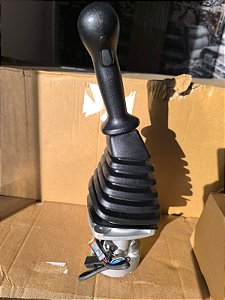31Q6-20013  -  Conjunto de controle de joystick LH (ladoe Esquerdo) R140LC-9, R160LC-9, R210LC-7, R220LC-9