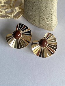BRINCO CHAPA VAZADA + PEDRA RESINADA MARROM GOLD