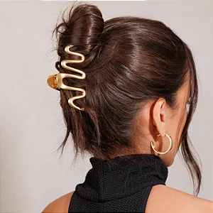 Piranha de Cabelo Maxi Ondulada com Acabamento Fosco Dourado