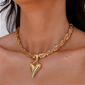 Colar Trabalhado com Cordão Torcido e Pingente de Coração Liso Dourado
