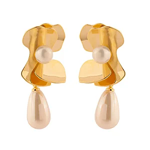 Brinco Flor Pétala Lisa com Pérola Gota Dourado