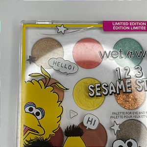 Paleta de Sombras Wet N Wild How To Get To Sesame Street Eye & Face Palette | Vila Sésamo (Levemente quebrada e arranhada)