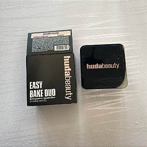 Pó Solto Huda Beauty Easy Bake Blurring Loose Baking & Setting Powder | Cor: Cherry Peach | EDIÇÃO LIMITADA (Tampa arranhada)